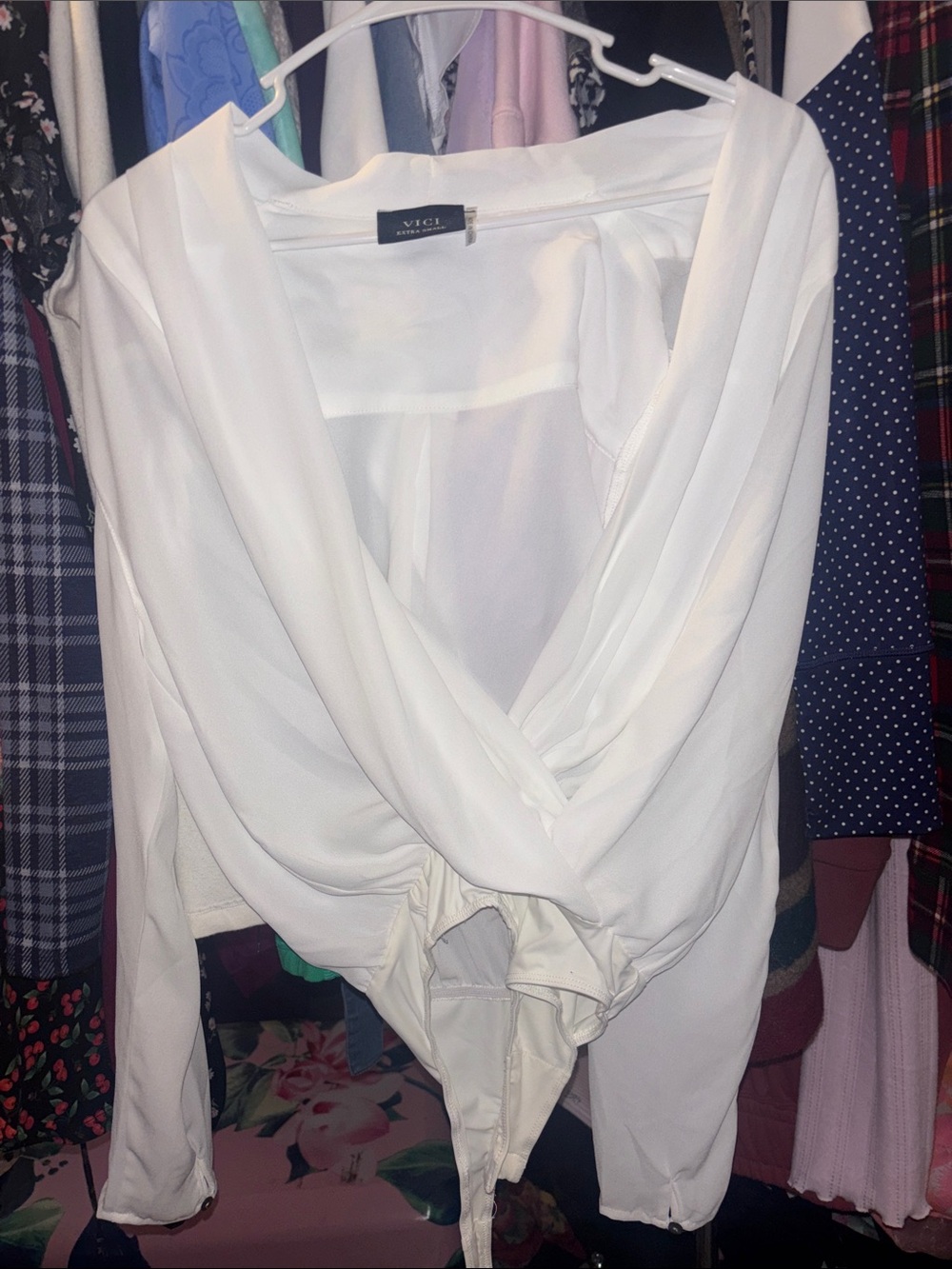 Vici White Draped Long-Sleeve Twist Front Top xs-small